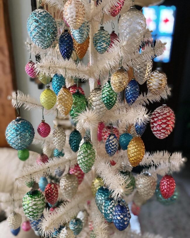 A Pinecone Tree Full of Vintage Holiday Colors