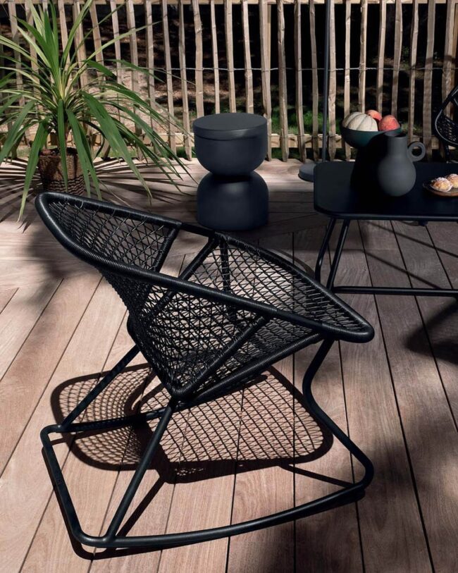 Black Minimalism in Sleek Lines