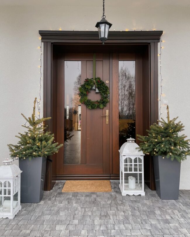 A Timeless & Elegant Christmas Entryway