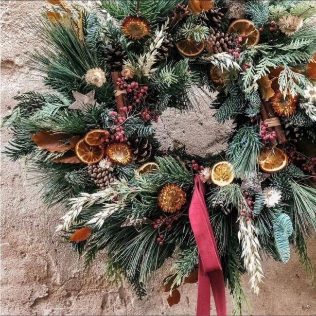 A Vintage-Inspired Holiday Wreath for Nostalgic Charm