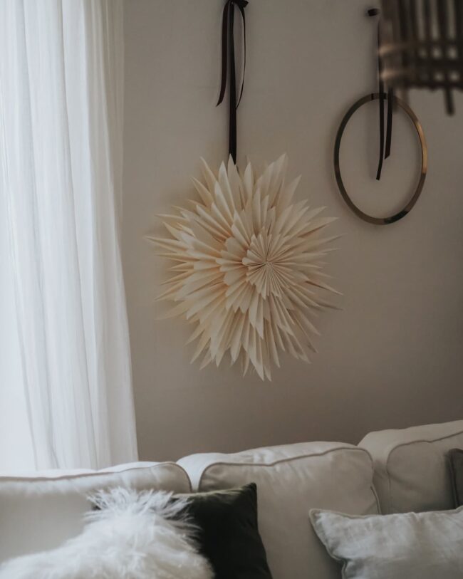 Statement Paper Stars for a Warm Holiday Feel