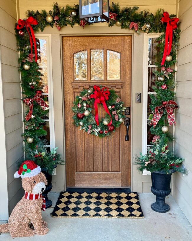 Classic Red & Green for a Cheerful Holiday Home