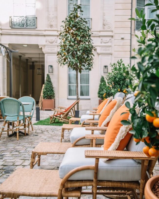 Delightful Alfresco Café Ambience