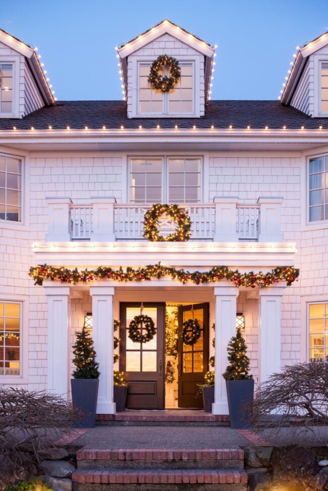 How to Choose a Christmas Porch Theme That Matches Your Home