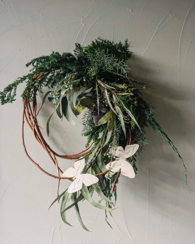 A Minimalist Wreath with a Fresh Natural Look