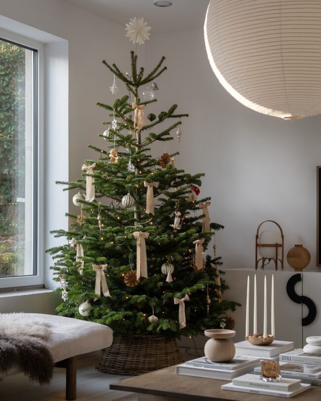 A Simple Holiday Tree with Earthy Tones