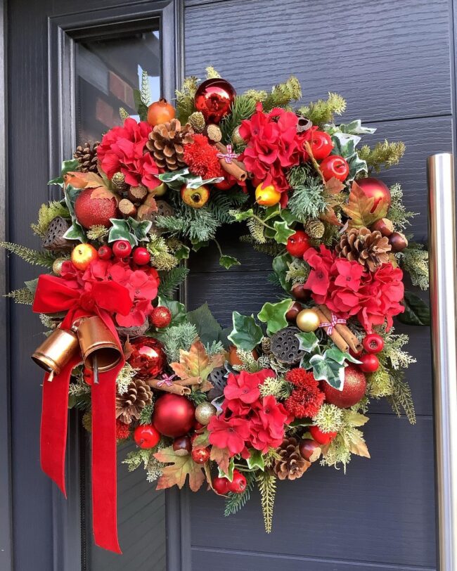A Festive Red & Gold Wreath for a Bold Look